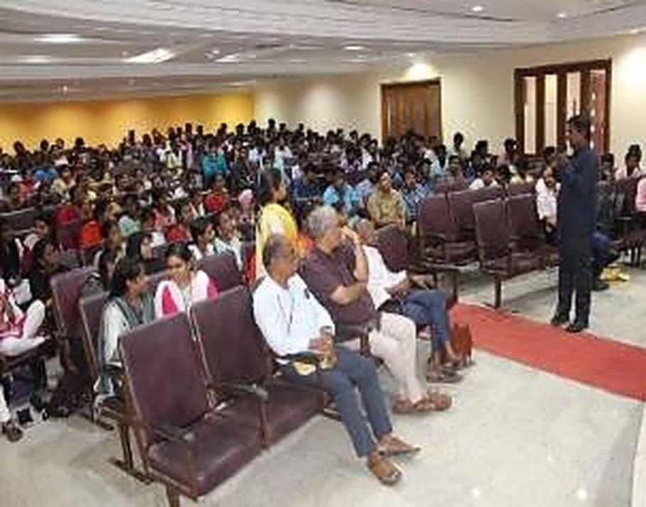 Full auditorium during a seminar on hydrogen energy
